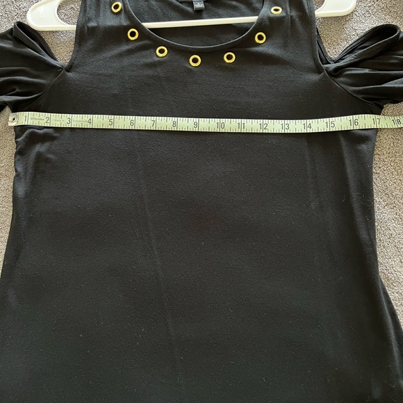 Cable & Gauge gold accent “cold shoulder” shirt - Picture 2 of 3